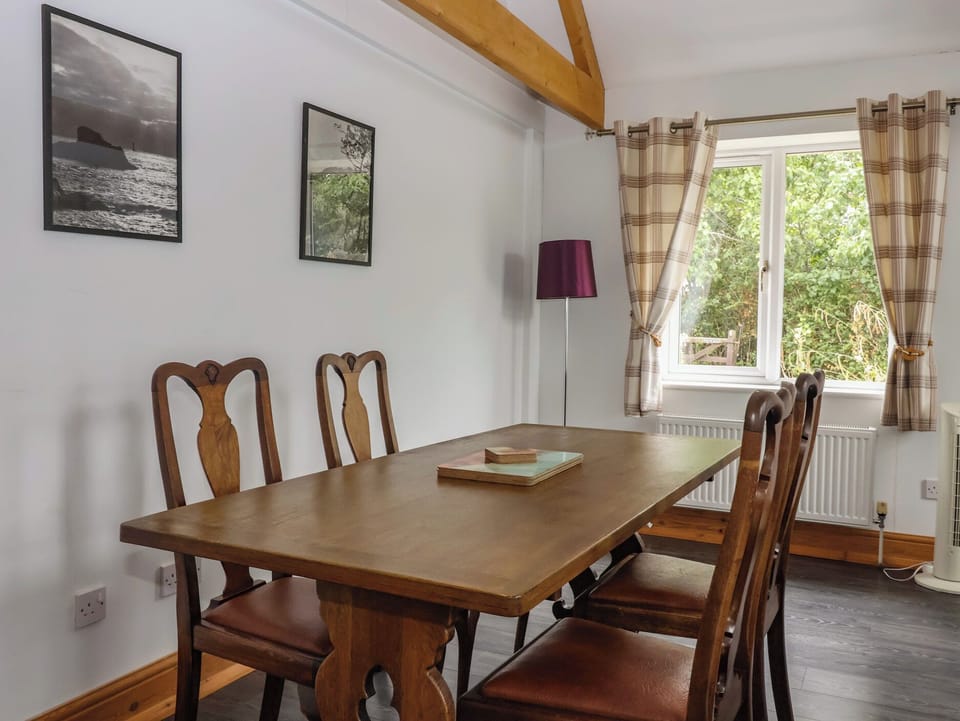 Cottage | Dining