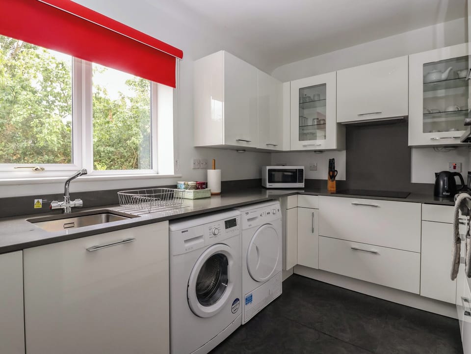 Cottage | Private kitchen | Stovetop, dishwasher, highchair, cookware/dishes/utensils