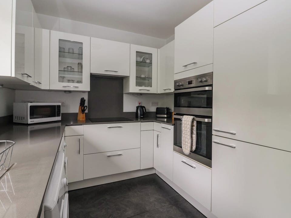 Cottage | Private kitchen | Stovetop, dishwasher, highchair, cookware/dishes/utensils