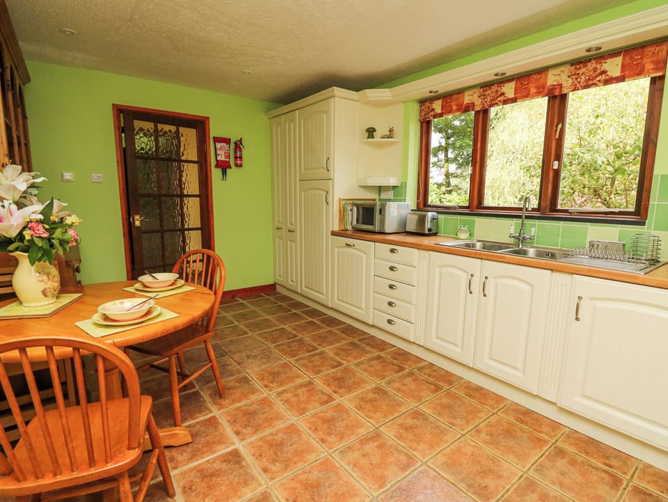 Cottage | Private kitchen | Fridge, dishwasher, highchair, cookware/dishes/utensils