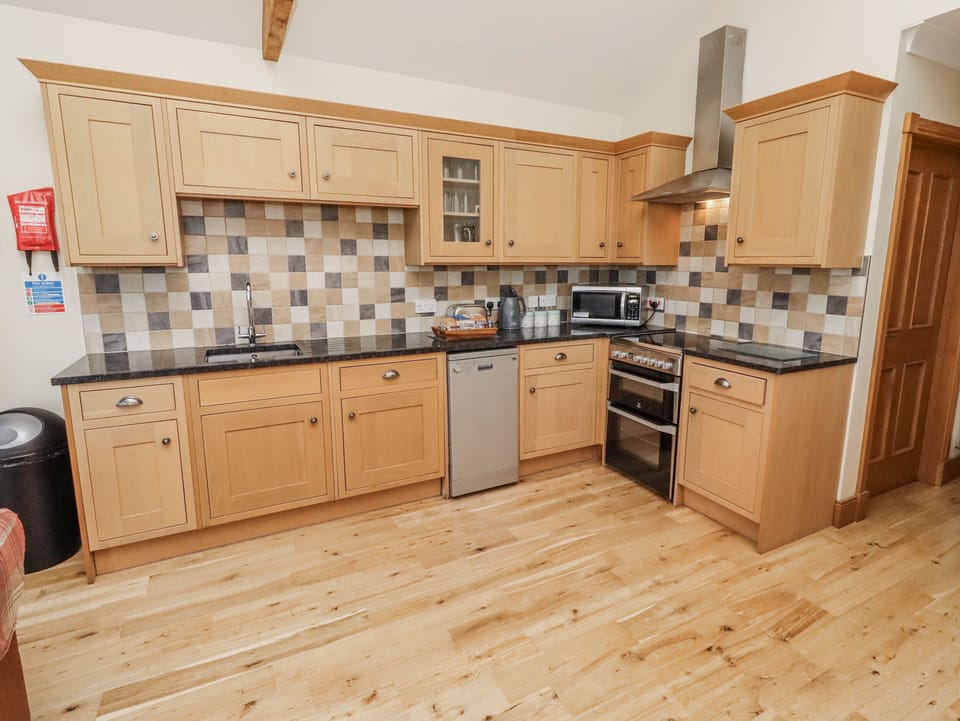 Cottage | Private kitchen | Fridge, microwave, stovetop, dishwasher