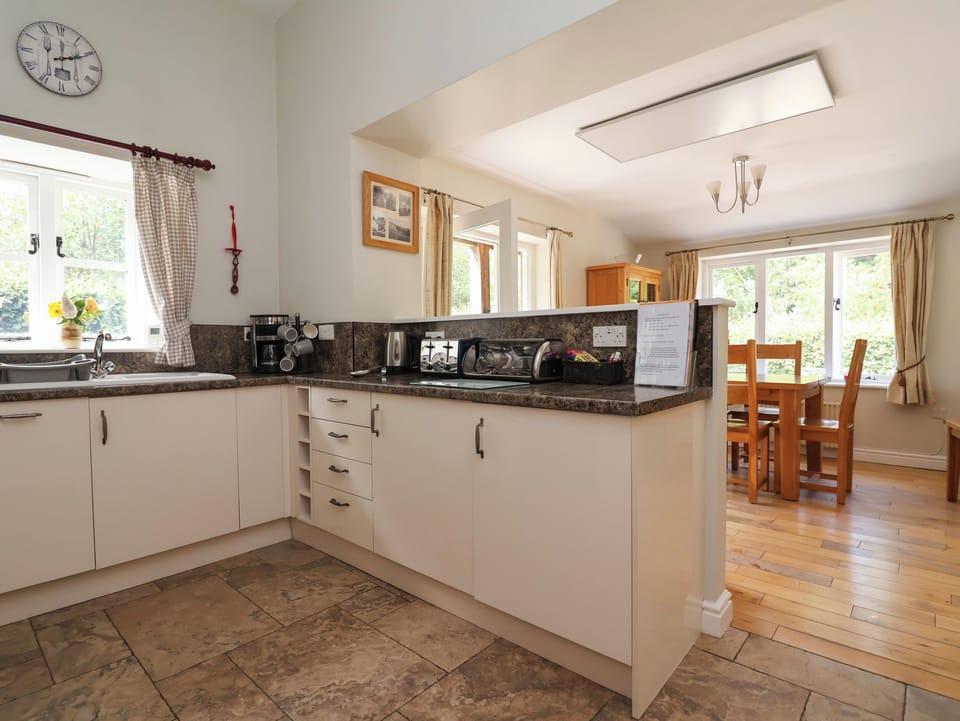 Cottage | Private kitchen | Fridge, microwave, stovetop, dishwasher