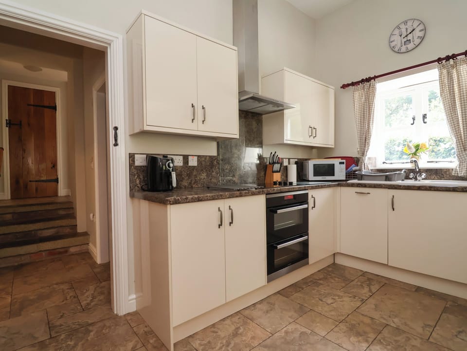 Cottage | Private kitchen | Fridge, microwave, stovetop, dishwasher