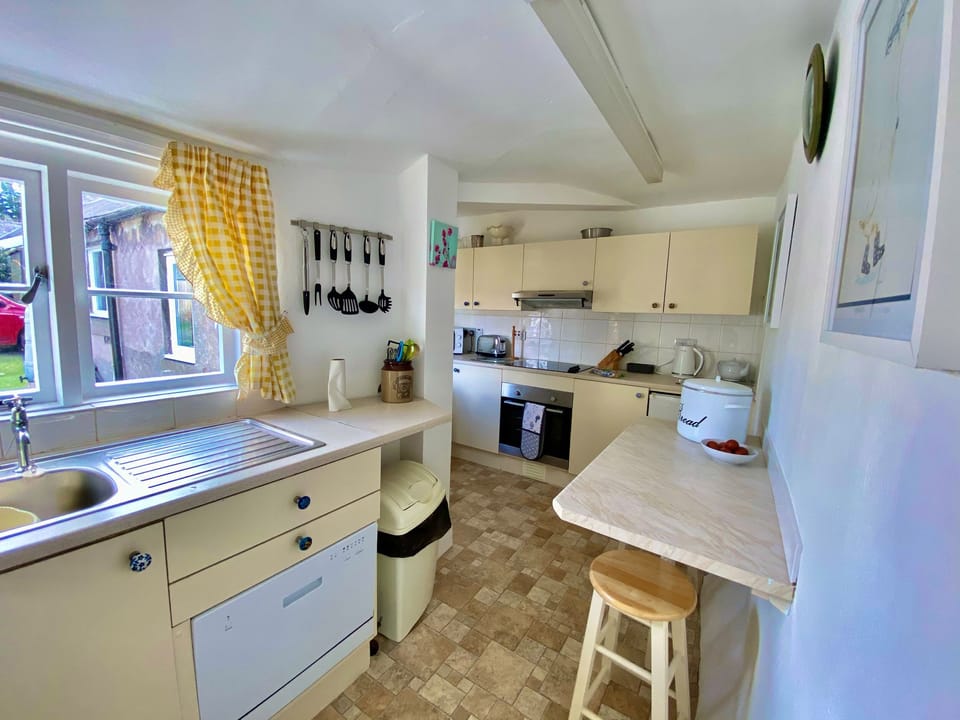 Cottage | Private kitchen | Dishwasher, toaster, highchair, cookware/dishes/utensils