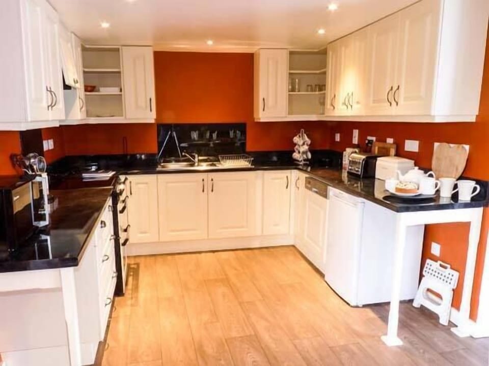 Cottage | 4 bedrooms, individually decorated, individually furnished, free WiFi
