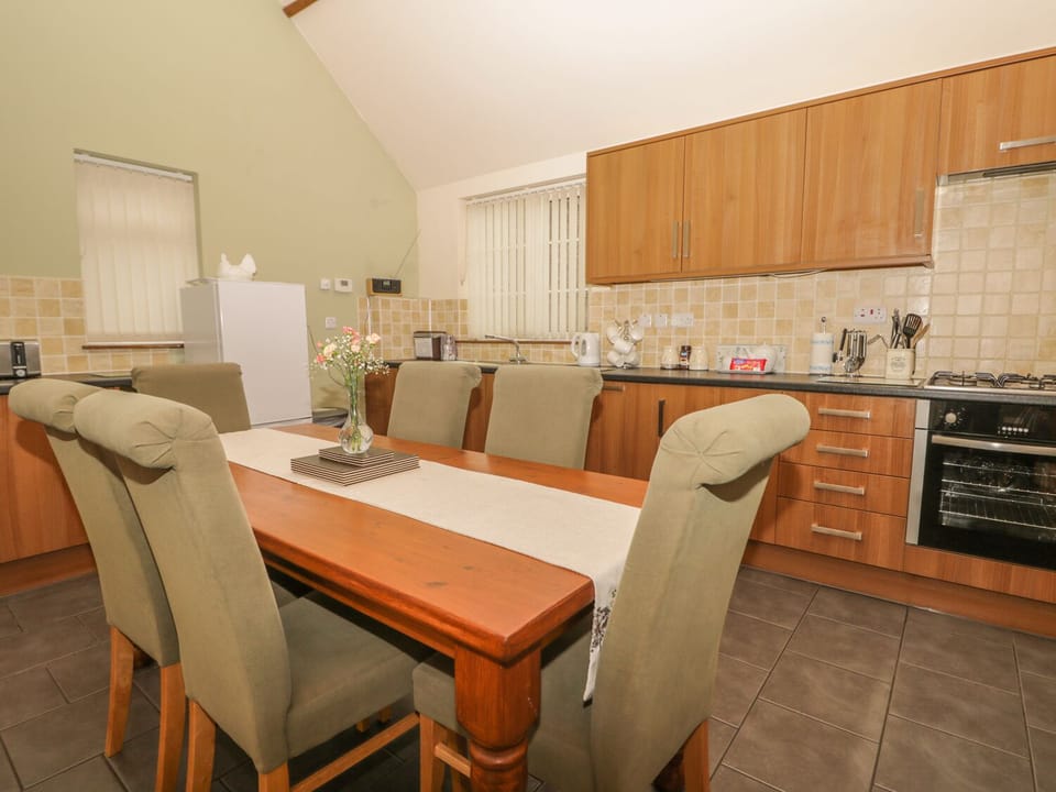 Cottage | Private kitchen | Stovetop, dishwasher, highchair, cookware/dishes/utensils