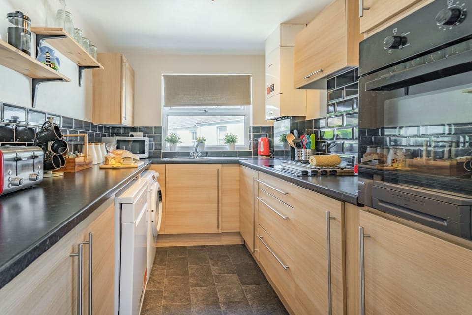 Cottage | Private kitchen | Fridge, microwave, stovetop, dishwasher