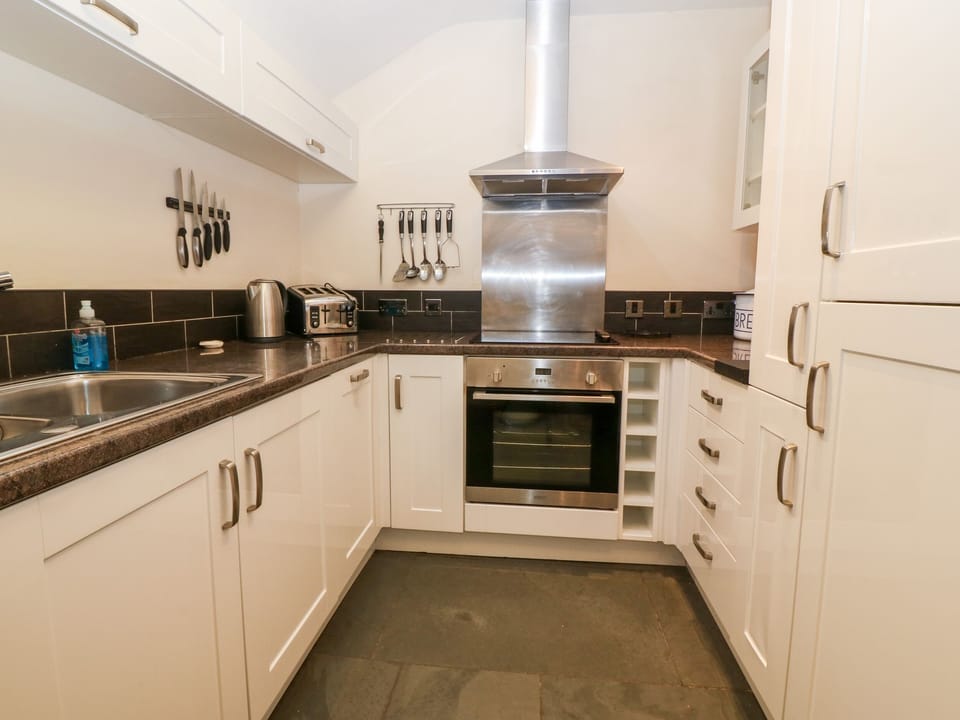 Cottage | Private kitchen | Stovetop, dishwasher, highchair, cookware/dishes/utensils