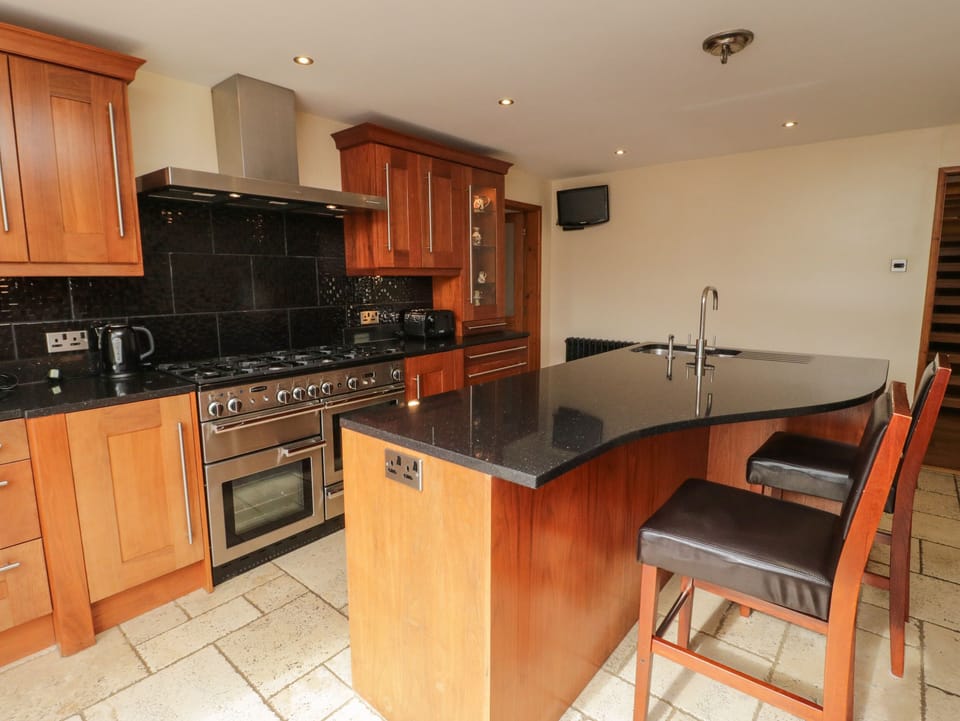 Cottage | Private kitchen | Microwave, stovetop, dishwasher, highchair