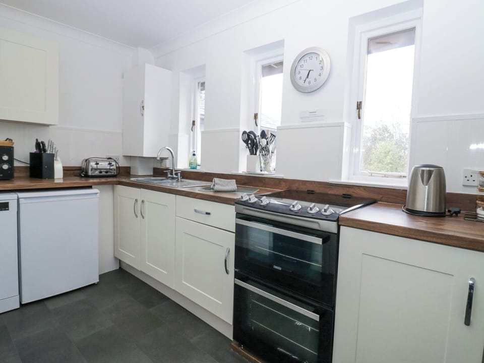 Cottage | Private kitchen | Fridge, dishwasher, electric kettle, toaster