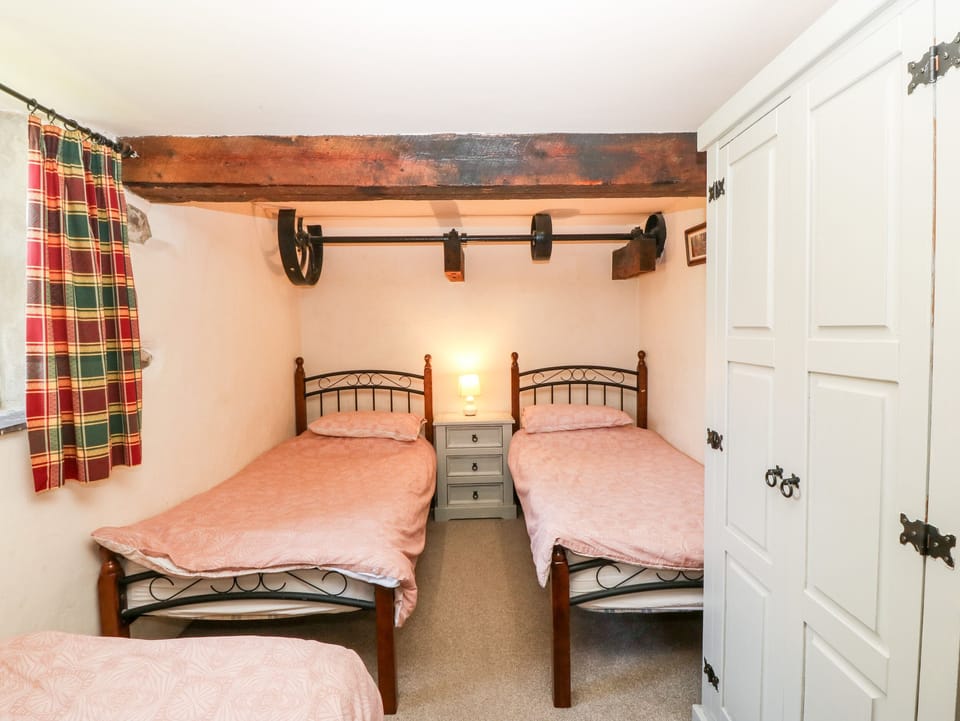 Cottage | 2 bedrooms, individually decorated, individually furnished, free WiFi