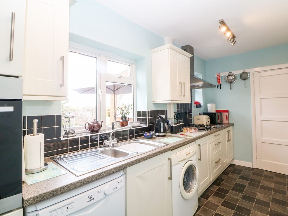 Cottage | Private kitchen | Dishwasher, highchair, cookware/dishes/utensils