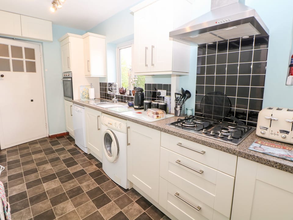 Cottage | Private kitchen | Dishwasher, highchair, cookware/dishes/utensils