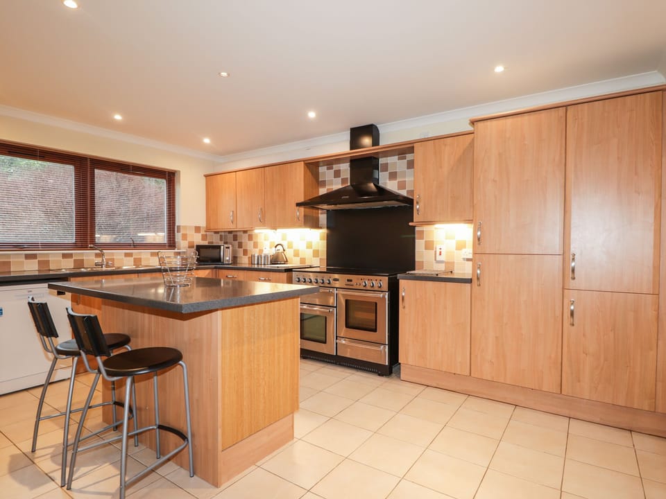 Cottage | Private kitchen | Fridge, microwave, stovetop, dishwasher