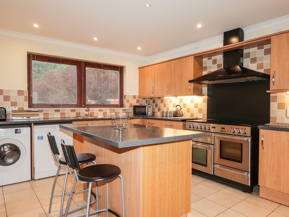 Cottage | Private kitchen | Fridge, microwave, stovetop, dishwasher