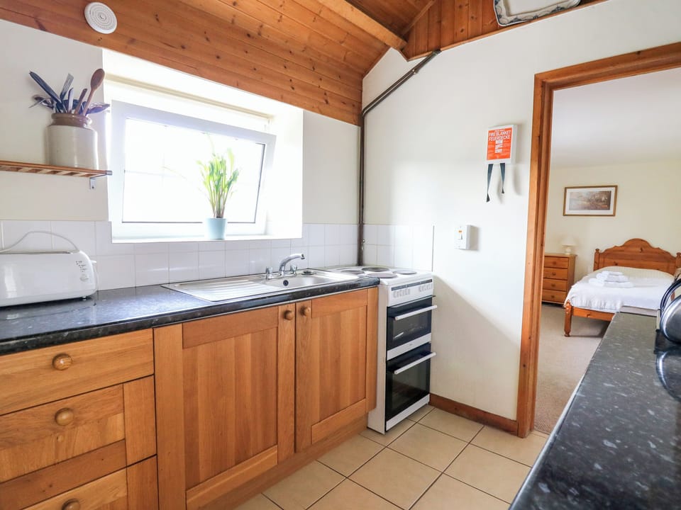 Cottage | Private kitchen | Stovetop, highchair, cookware/dishes/utensils
