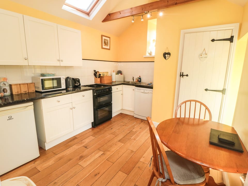 Cottage | Private kitchen | Fridge, microwave, stovetop, dishwasher