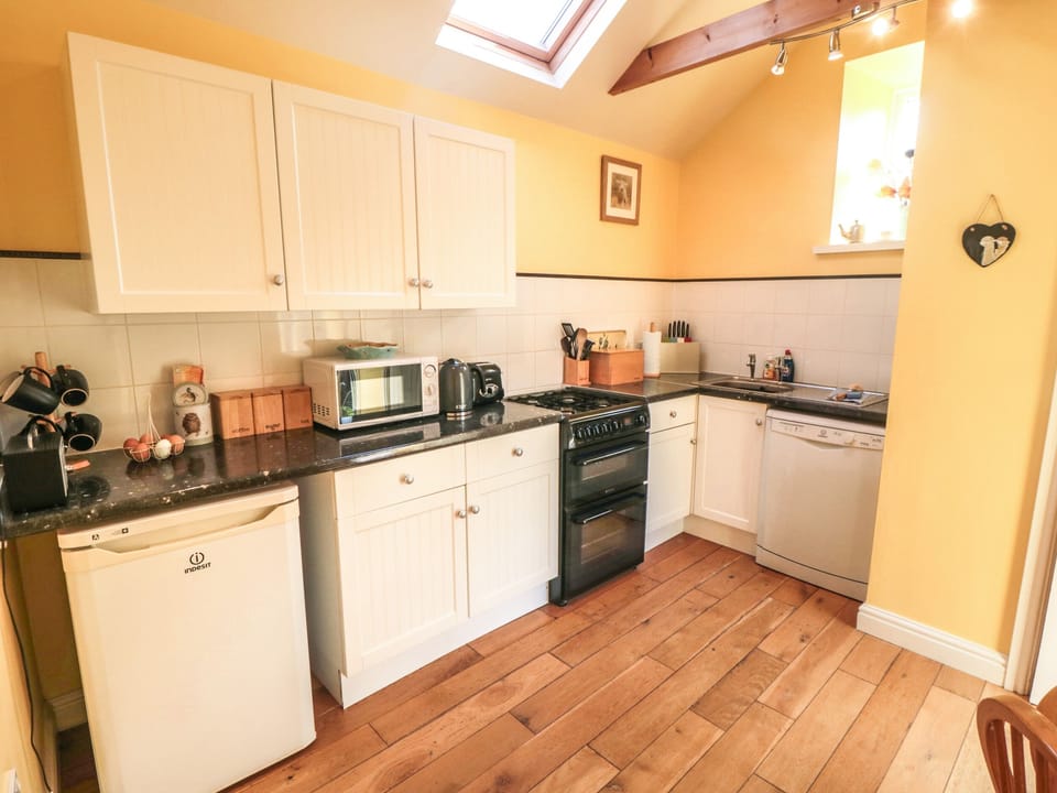 Cottage | Private kitchen | Fridge, microwave, stovetop, dishwasher