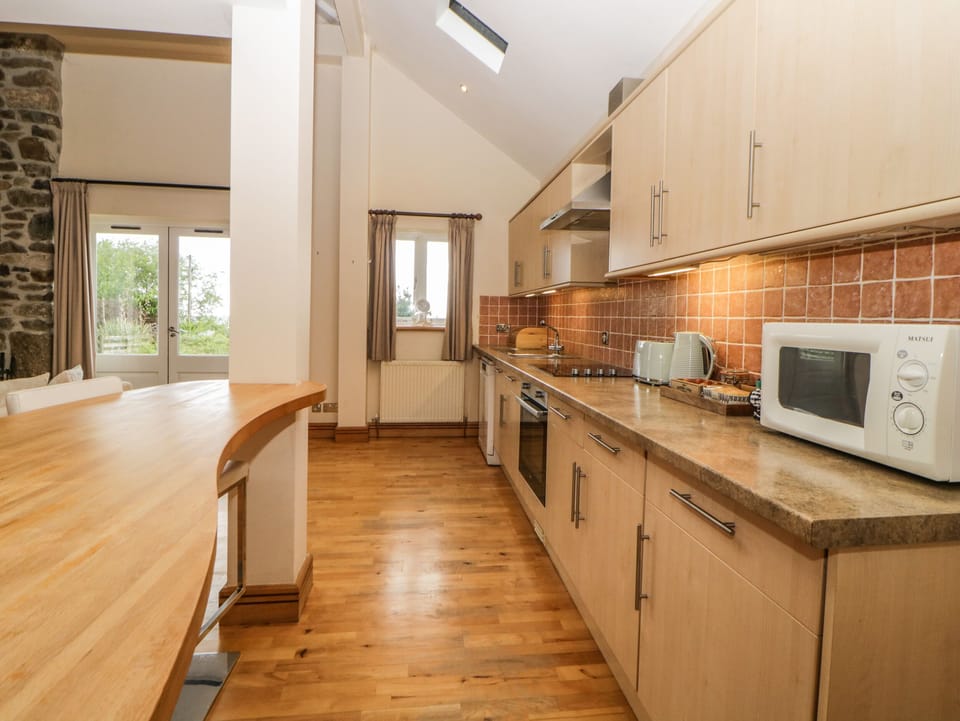 Cottage | Private kitchen | Fridge, microwave, stovetop, toaster