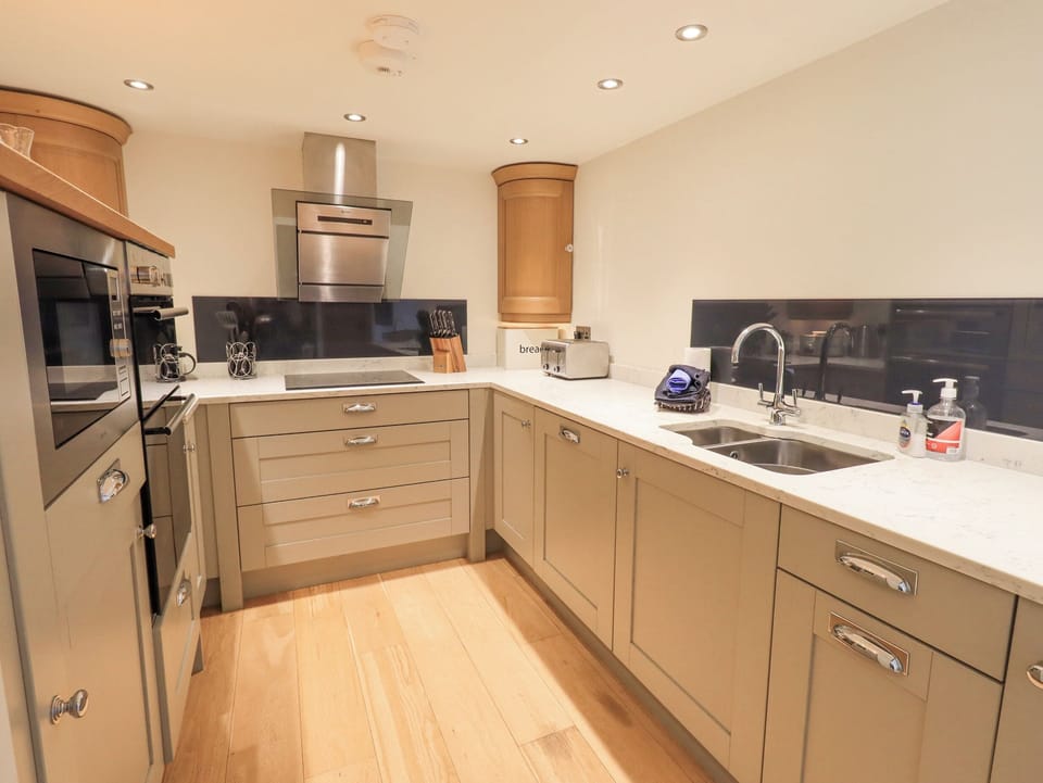 Cottage | Private kitchen | Dishwasher, highchair, cookware/dishes/utensils