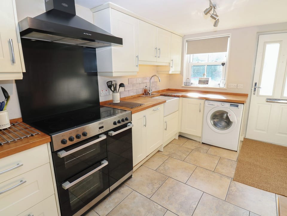Fridge, stovetop, dishwasher, electric kettle