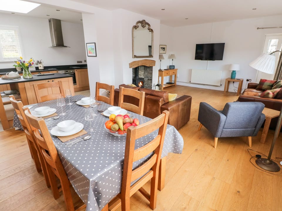 Cottage | Dining