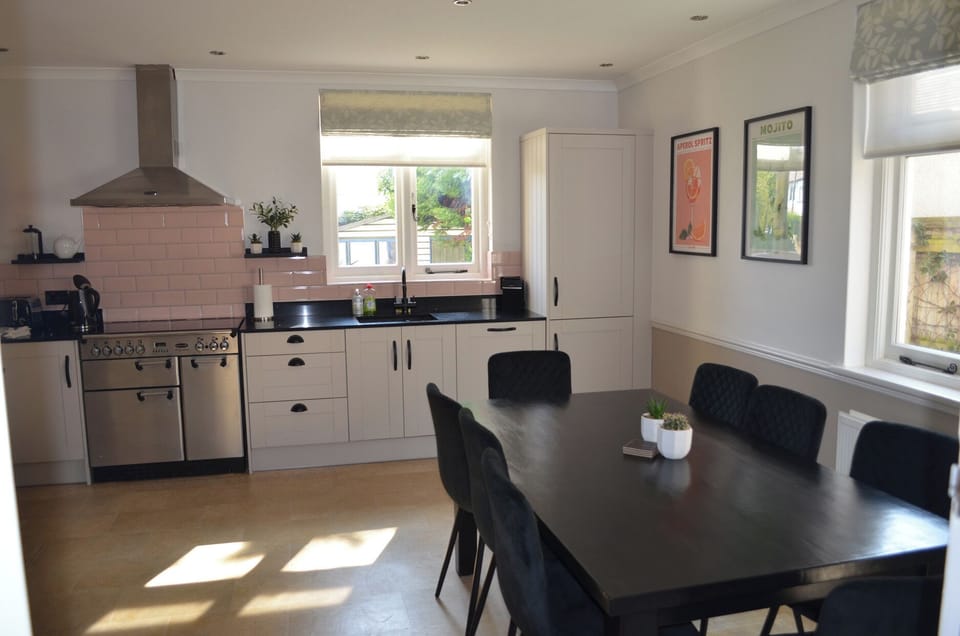 Cottage | Private kitchen | Fridge, dishwasher, electric kettle, toaster