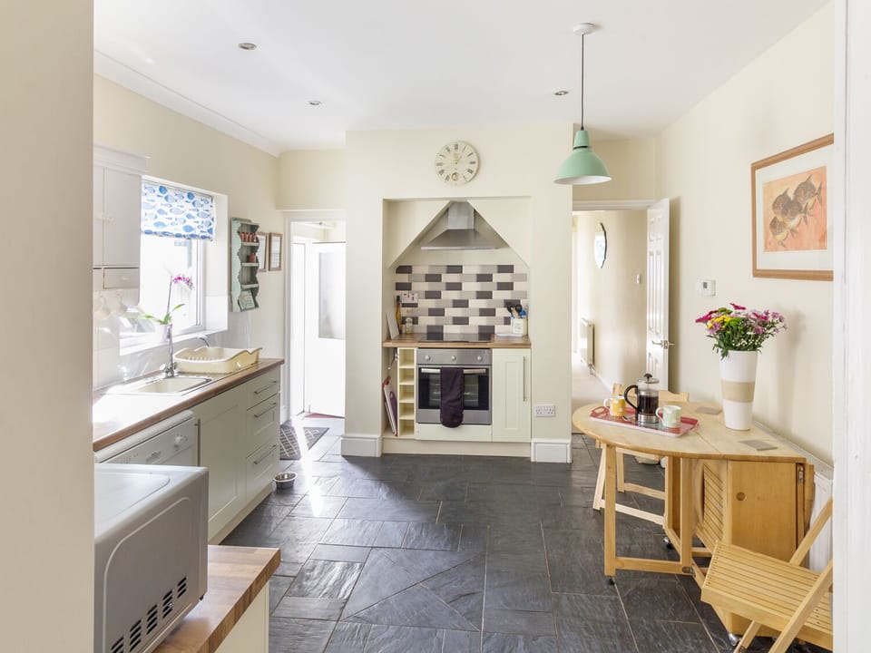 Cottage | Private kitchen | Fridge, microwave, stovetop, dishwasher