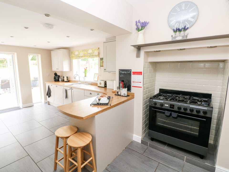 Cottage | Private kitchen | Fridge, microwave, stovetop, dishwasher