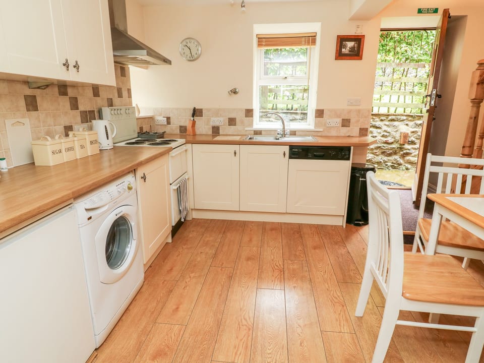 Cottage | Private kitchen | Fridge, microwave, dishwasher, toaster