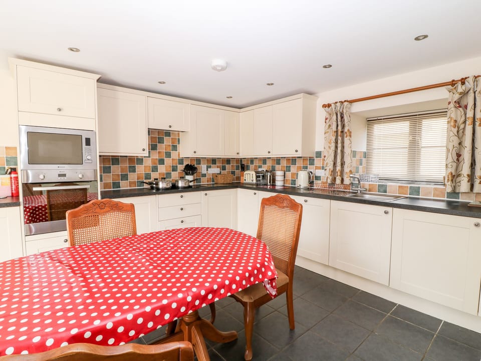 Cottage | Private kitchen | Fridge, microwave, stovetop, dishwasher