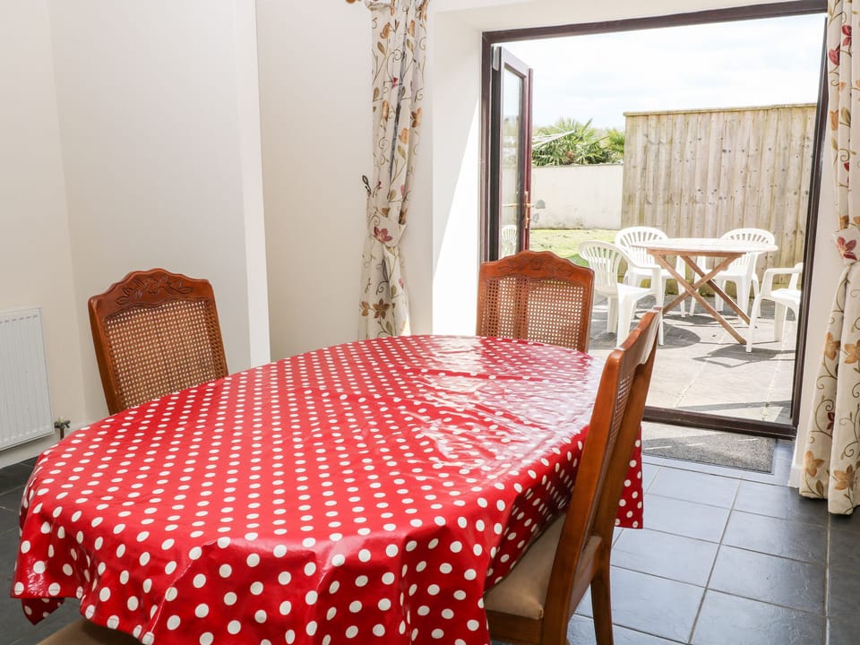 Cottage | Dining