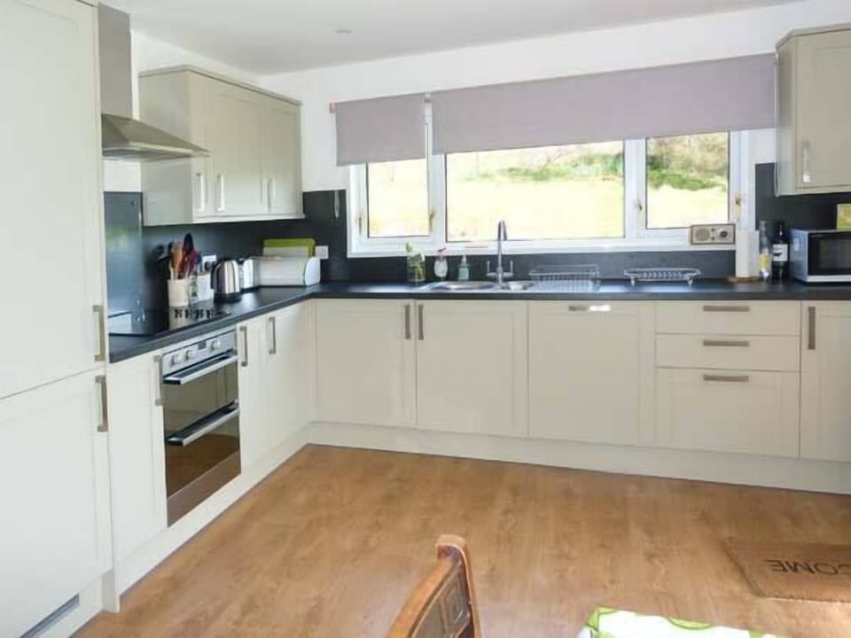 Cottage | Private kitchen | Microwave, stovetop, dishwasher, cookware/dishes/utensils