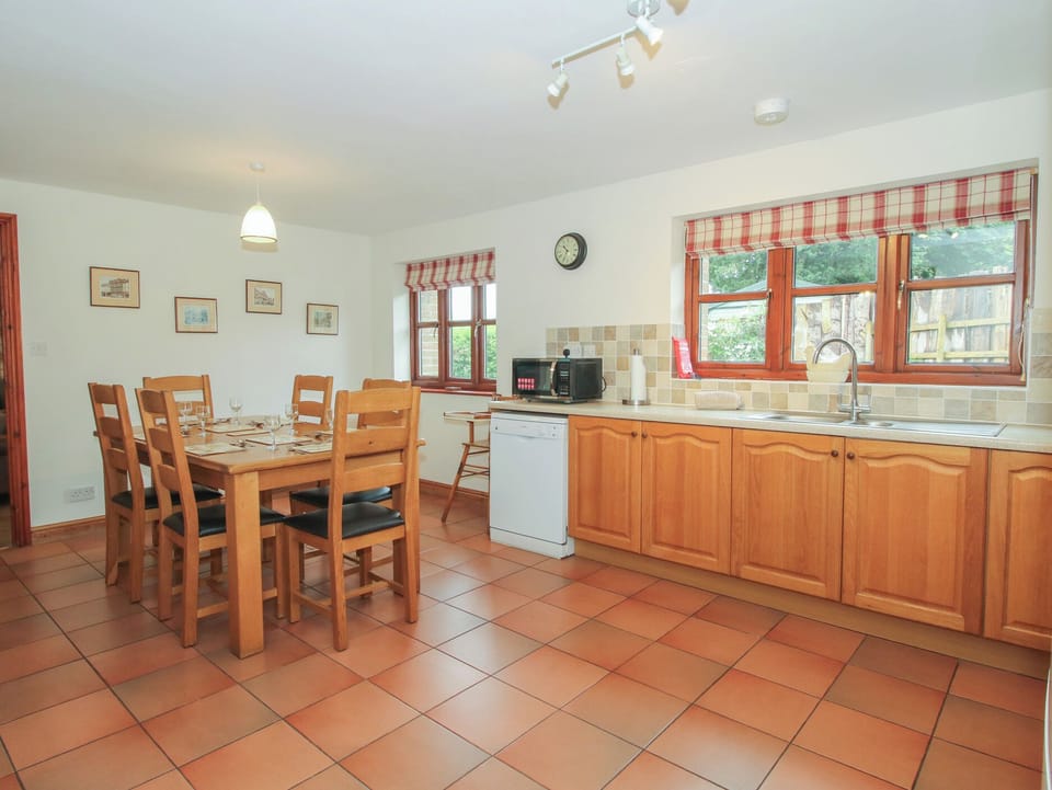 Cottage | Dining