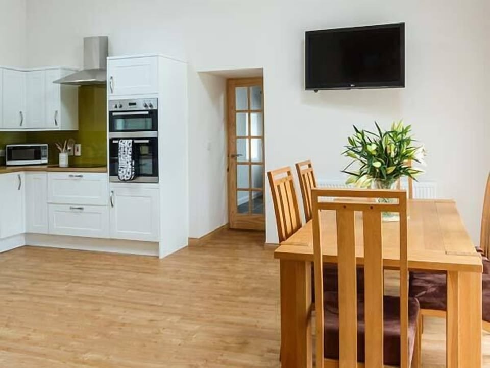 Cottage | Private kitchen | Dishwasher, coffee/tea maker, electric kettle, cookware/dishes/utensils
