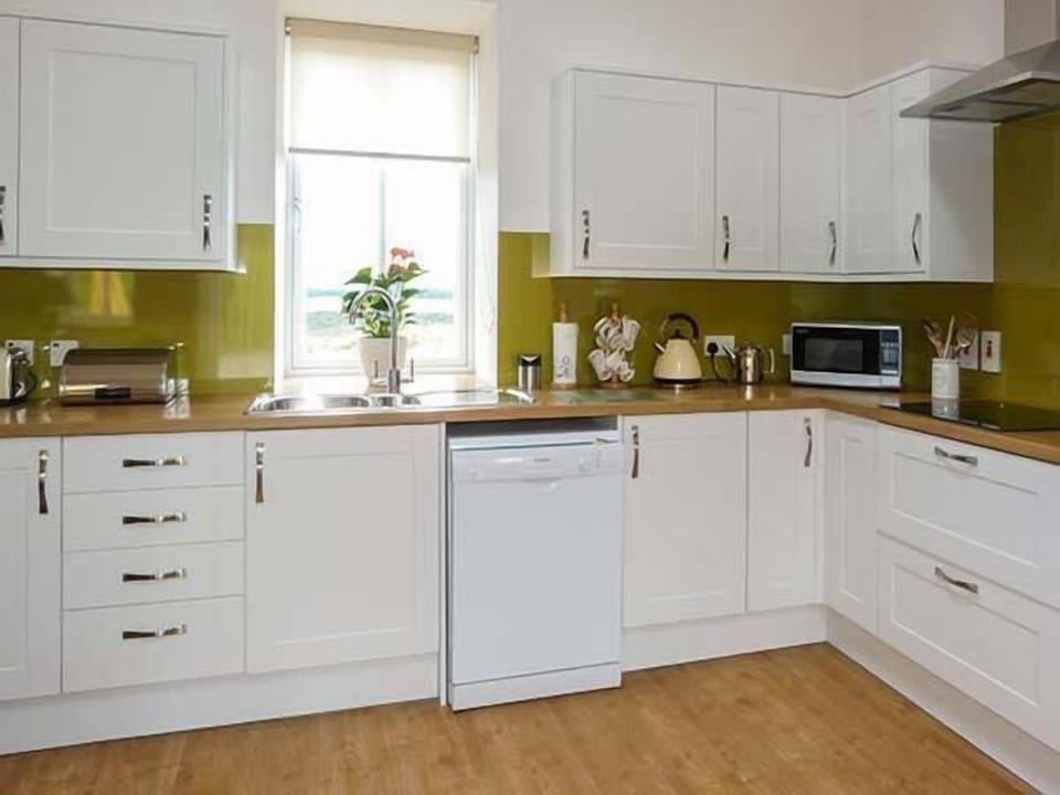 Cottage | Private kitchen | Dishwasher, coffee/tea maker, electric kettle, cookware/dishes/utensils