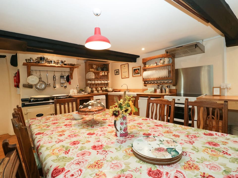 Cottage | Private kitchen | Fridge, stovetop, dishwasher, highchair