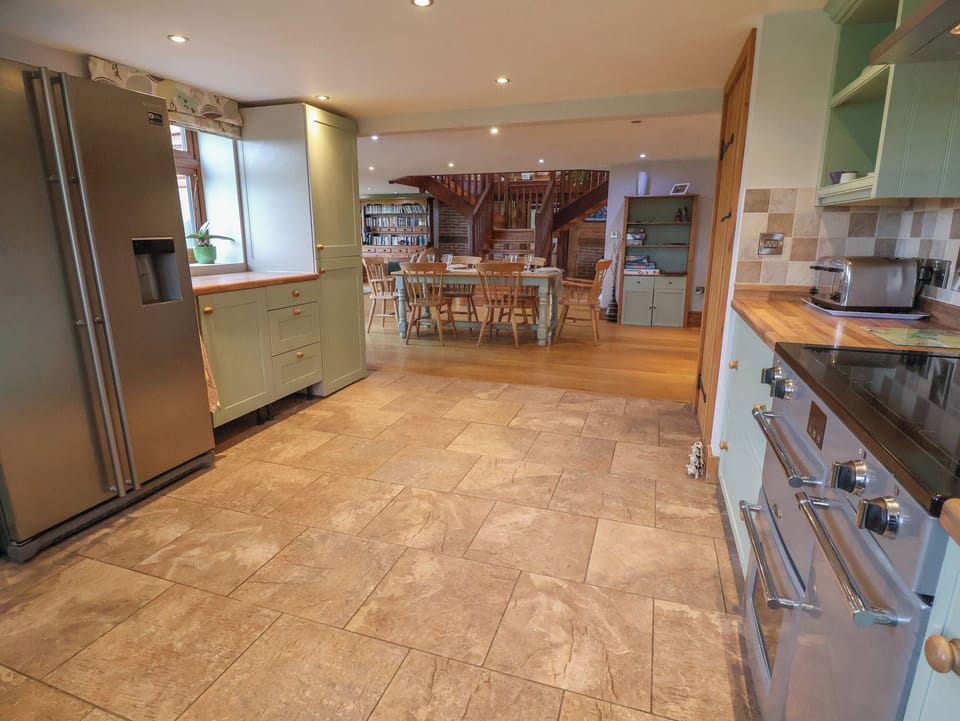 Cottage | Private kitchen | Fridge, microwave, stovetop, dishwasher