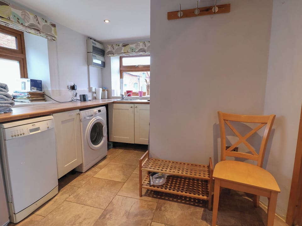 Cottage | Private kitchen | Fridge, microwave, stovetop, dishwasher