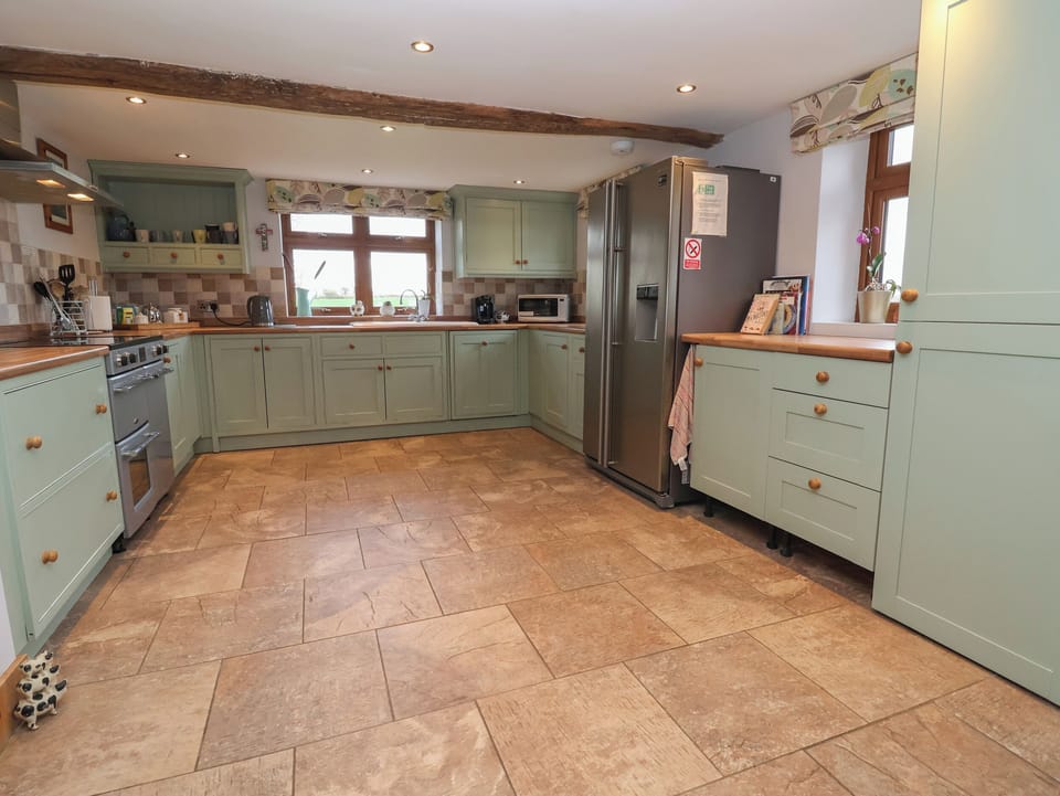 Cottage | Private kitchen | Fridge, microwave, stovetop, dishwasher