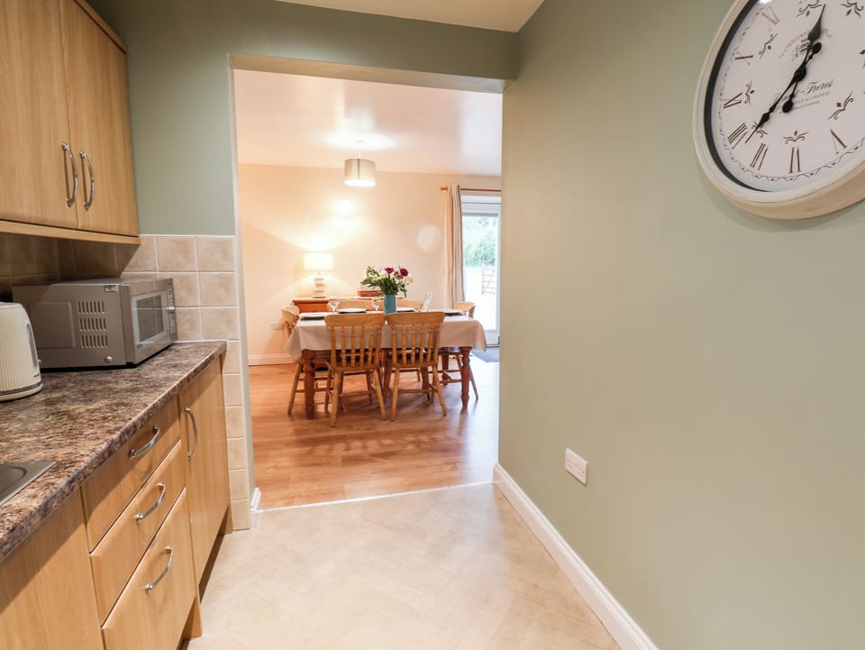 Cottage | Private kitchen | Fridge, microwave, stovetop, electric kettle