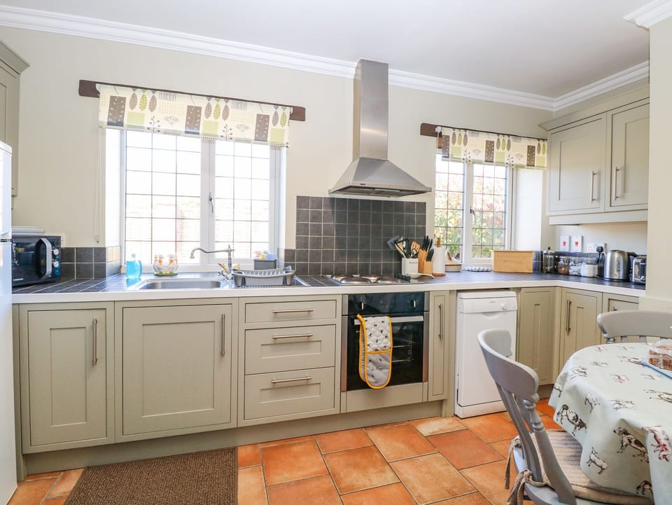 Cottage | Private kitchen | Dishwasher, highchair, cookware/dishes/utensils