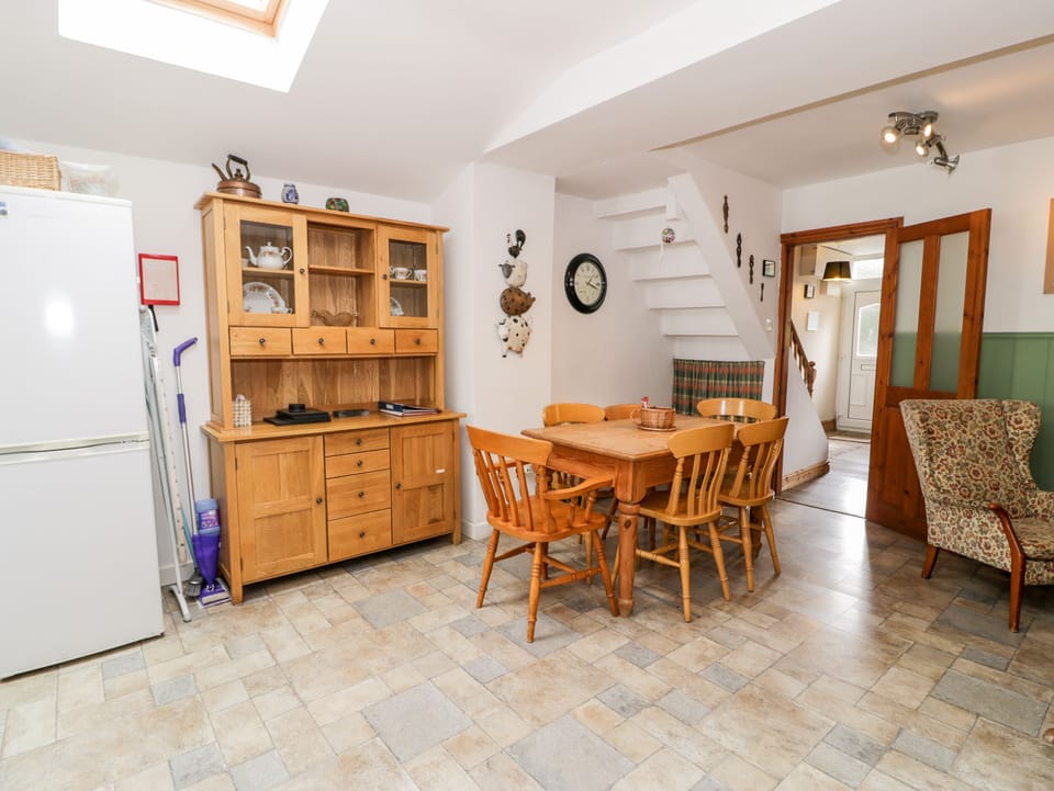 Cottage | Private kitchen | Microwave, stovetop, dishwasher, electric kettle