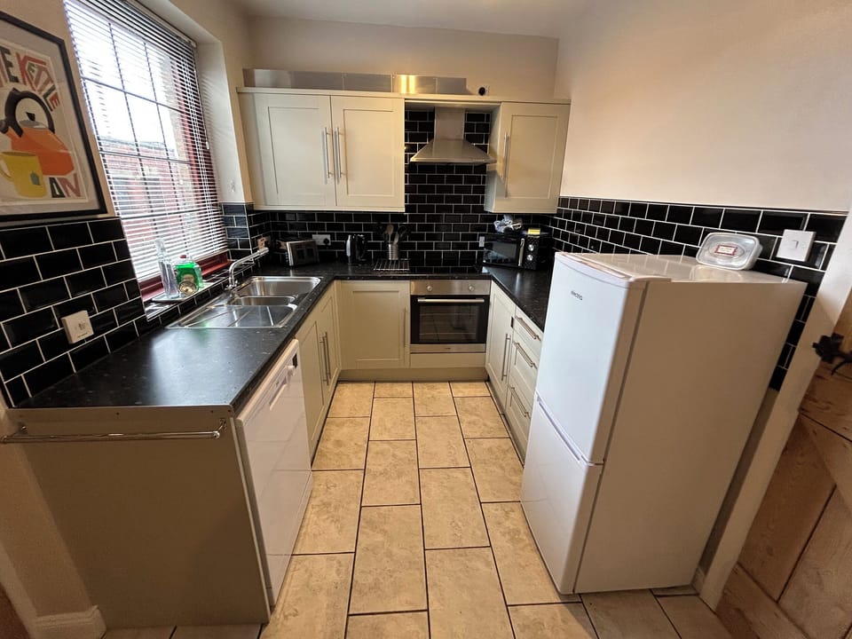 Cottage | Private kitchen | Microwave, stovetop, dishwasher, toaster