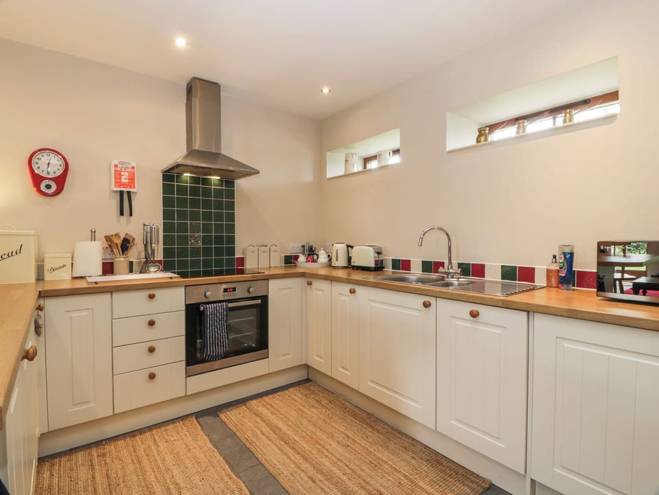 Cottage | Private kitchen | Fridge, microwave, stovetop, dishwasher