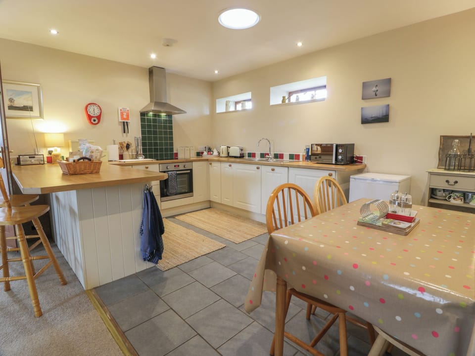 Cottage | Private kitchen | Fridge, microwave, stovetop, dishwasher