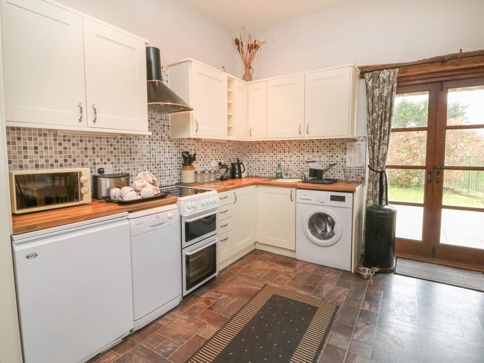 Cottage | Private kitchen | Microwave, stovetop, dishwasher, highchair