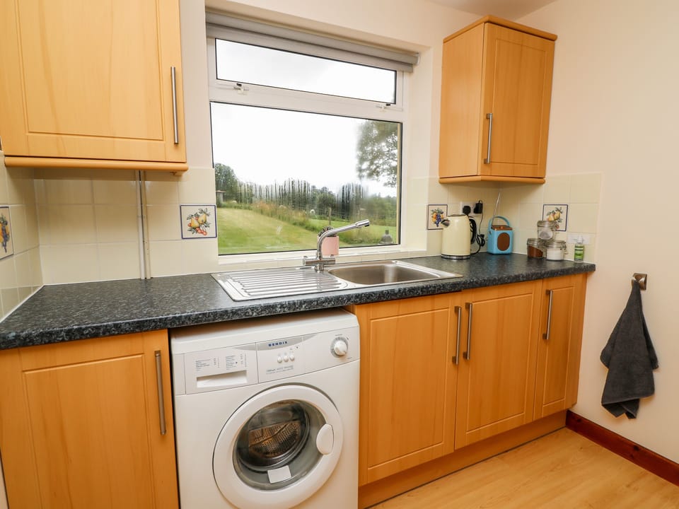 Cottage | Private kitchen | Fridge, microwave, dishwasher, highchair