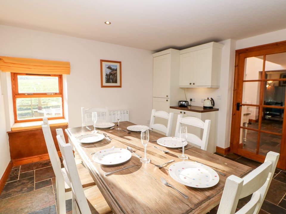 Cottage | Private kitchen | Stovetop, dishwasher, toaster, highchair
