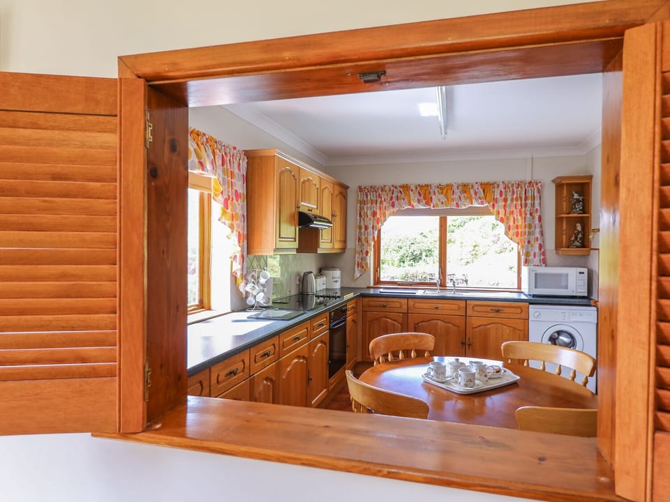 Cottage | Private kitchen | Fridge, microwave, stovetop, dishwasher